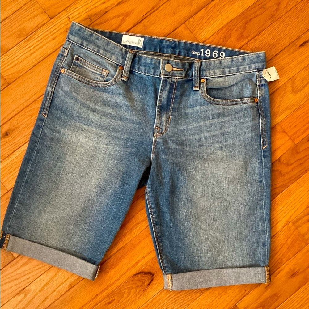 NWT GAP 1969 MID RISE SKINNY SLIM LEG DENIUM BERMUDA SHORTS - 10” INSEAM - 29
